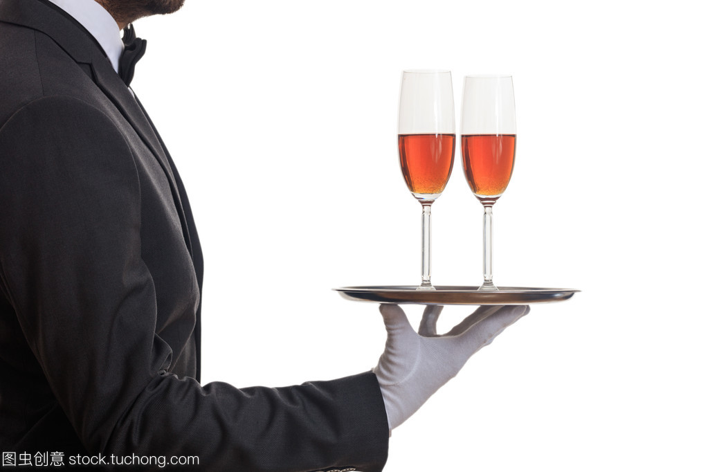 高效與優(yōu)雅的餐飲服務(wù) 托盤(pán)上的服務(wù)生酒